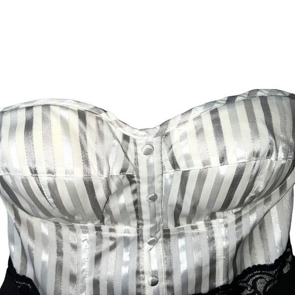 𝐂𝐎𝐓𝐓𝐎𝐍 𝐄𝐗𝐏𝐑𝐄𝐒𝐒 | WHITE AND SILVER STRIPED STRAPLESS METALLIC TOP - Picture 3 of 8